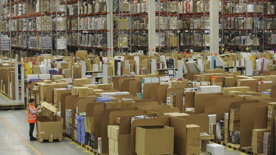 Interior de un complejo logístico de Amazon. // FDV