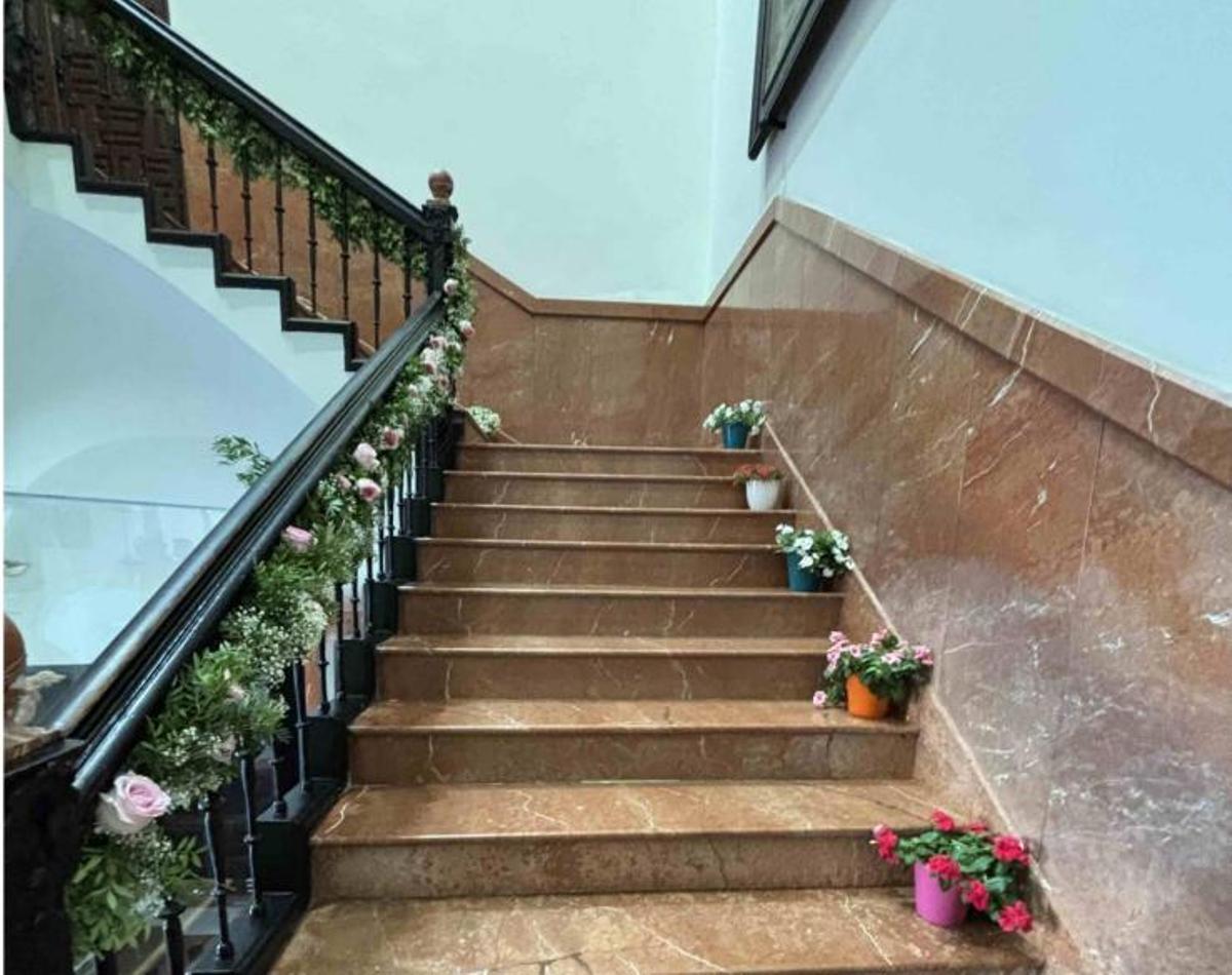 A la derecha "las maseticas" que se colaron en la escalera principal del Palacio del Marqués de Arneva, que no eran las que pedía el pliego