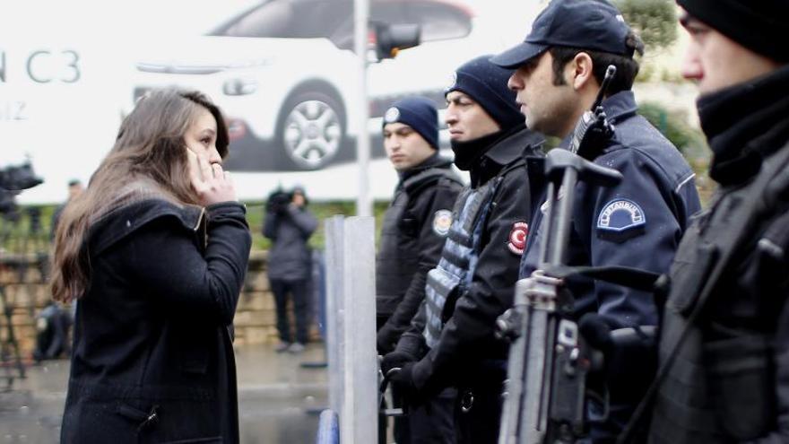 Policies turcs fent guàrdia als carrers d&#039;istanbul.