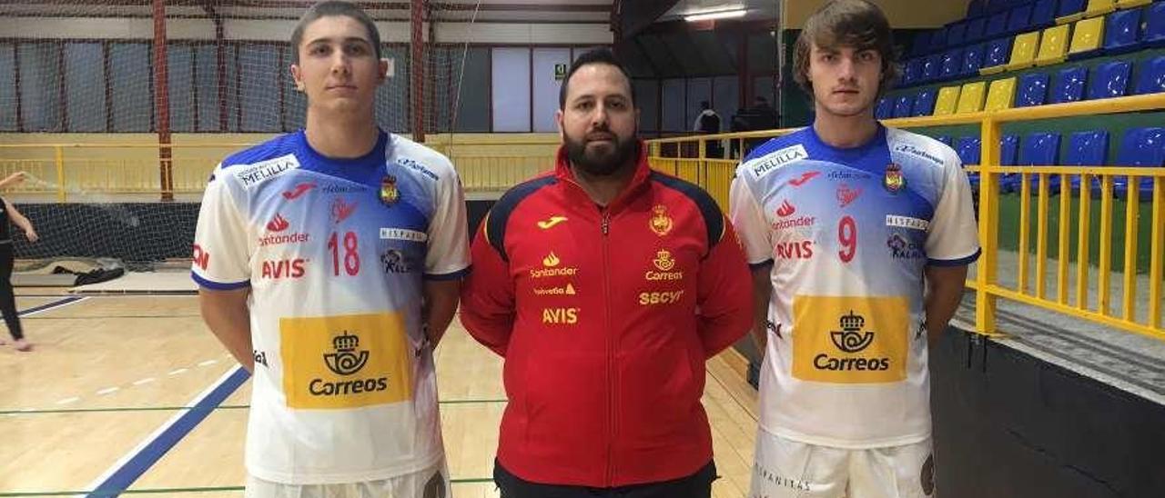 Nacho Moyano, con Álvaro Preciado (izquierda) y Brais González (derecha) en la concentración de los Hispanos junior en Béjar. // J.L.Recio