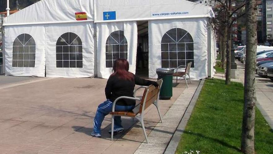 La carpa instalada en el paseo Princesa Letizia y que albergará la feria hasta el domingo.