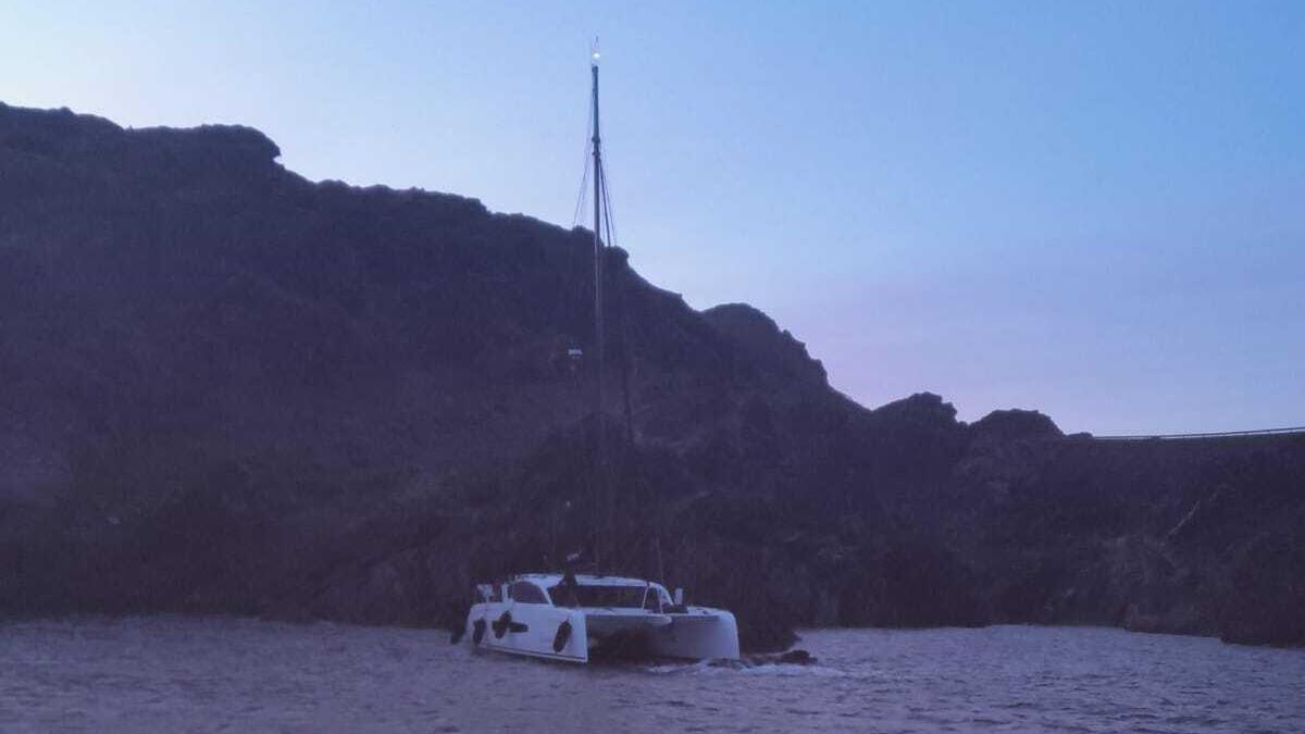 L'embarcació encallada davant la cala culip de Cadaqués.