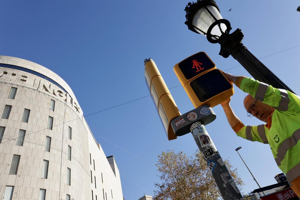 Un semáforo con la figura de Filemón, en el cruce de paseo de Gràcia con la ronda Sant Pere, en Barcelona.