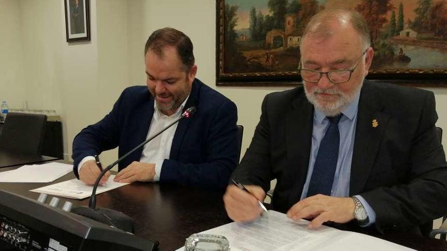 Carlos Paniceres y Ramón Canal, ayer, firmando el convenio de colaboración.