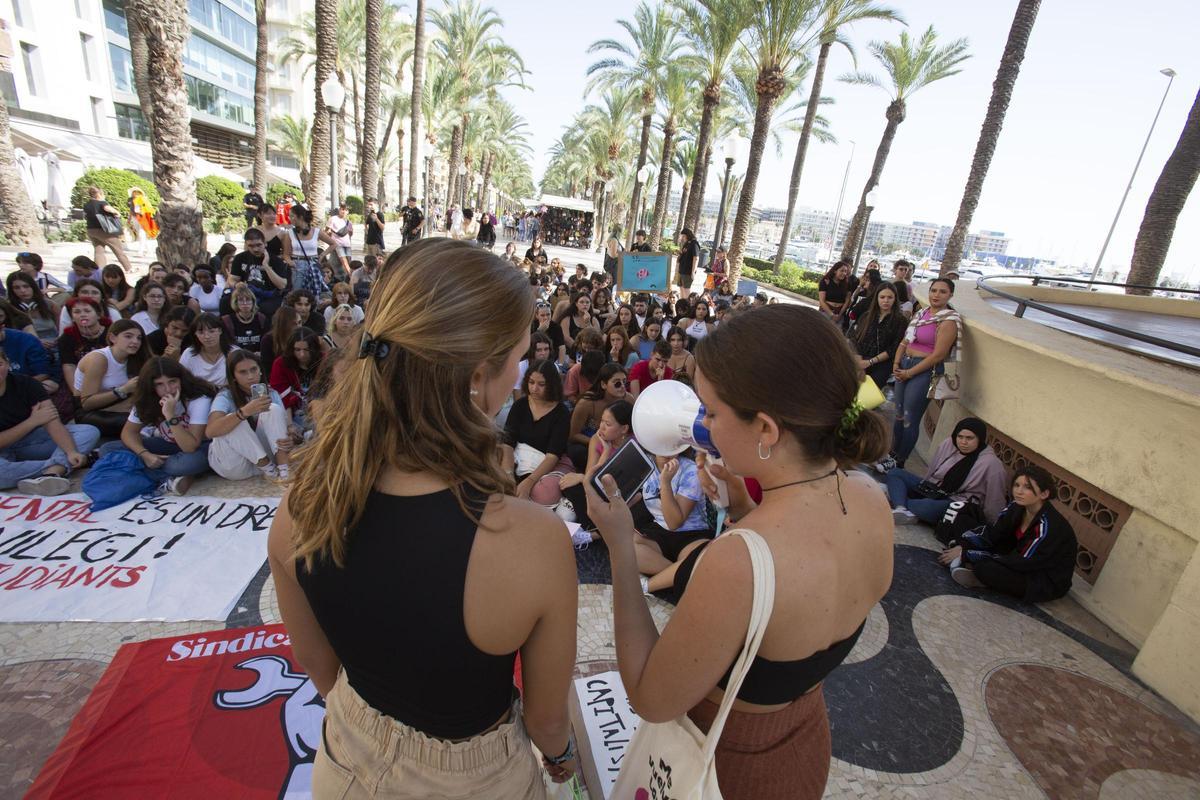 Jóvenes en Alicante en una manifestación por una mayor inversión en salud mental