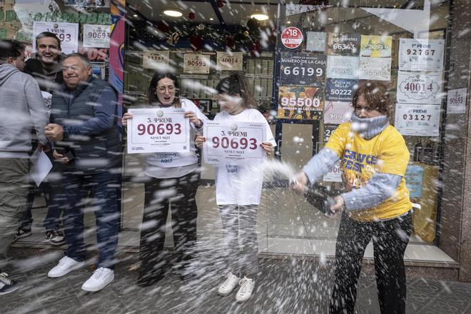 Celebración del tercer y cuarto premio de la Lotería de Navidad en Sant Boi