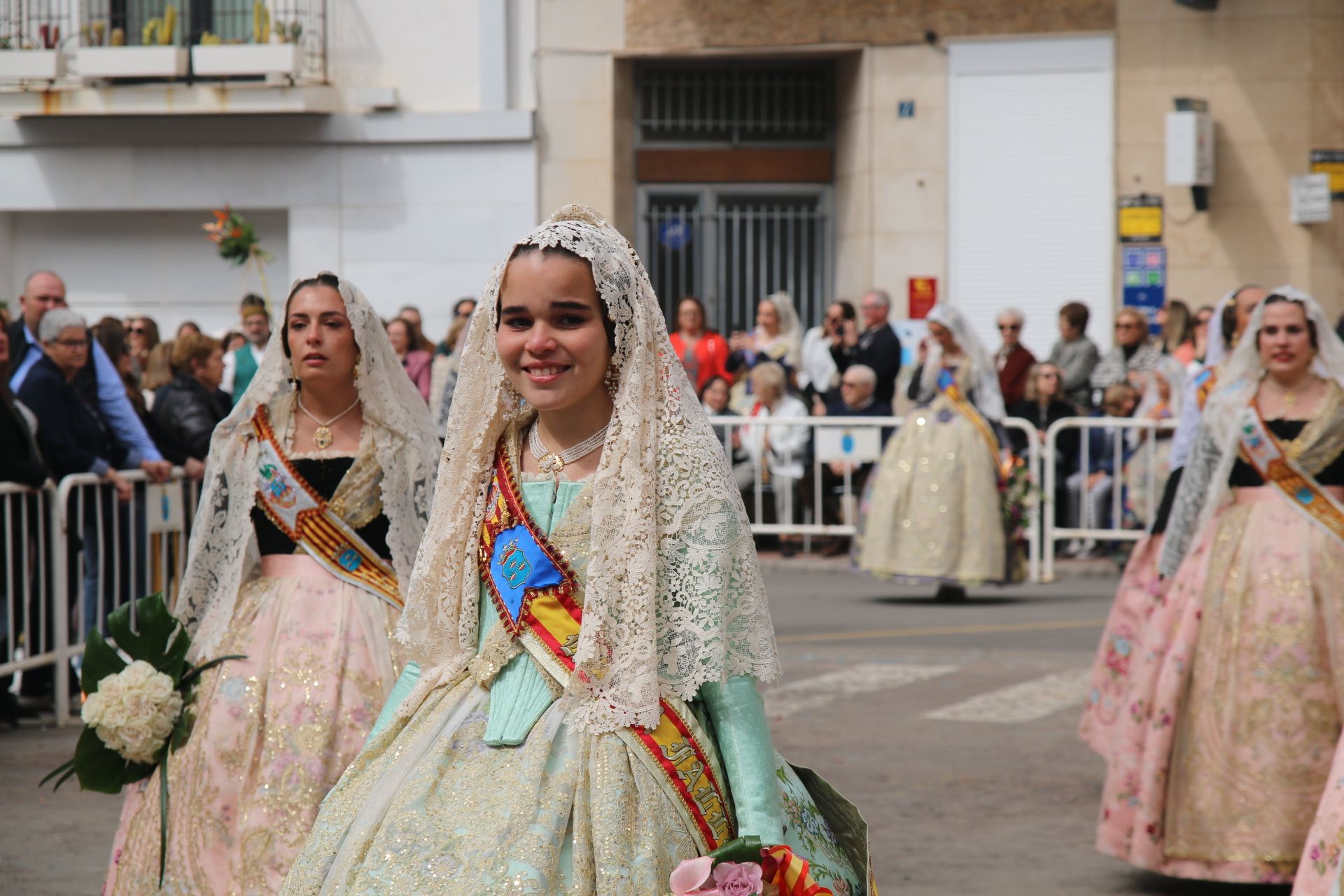 Fotos de la ofrenda a la patrona en las Fallas de Burriana 2024