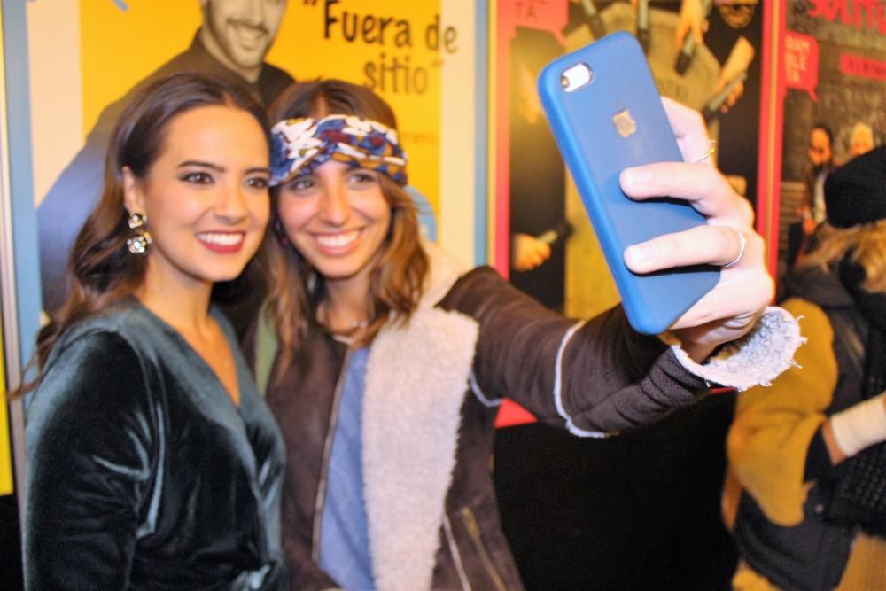 Selfi de Marina con con Laura Ballester, componente como ella de la corte infantil de 2006...