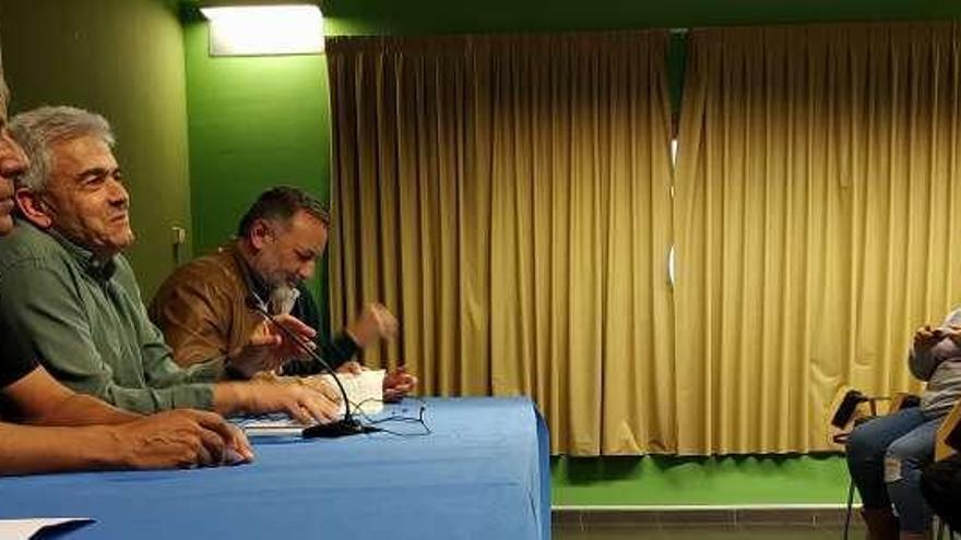 El autor del libro, José Manuel Gómez Feito; el alcalde de Somiedo, Belarmino Fernández, y el director general de Administración Local, Ricardo Suárez, ayer, en la presentación en Pola de Somiedo.