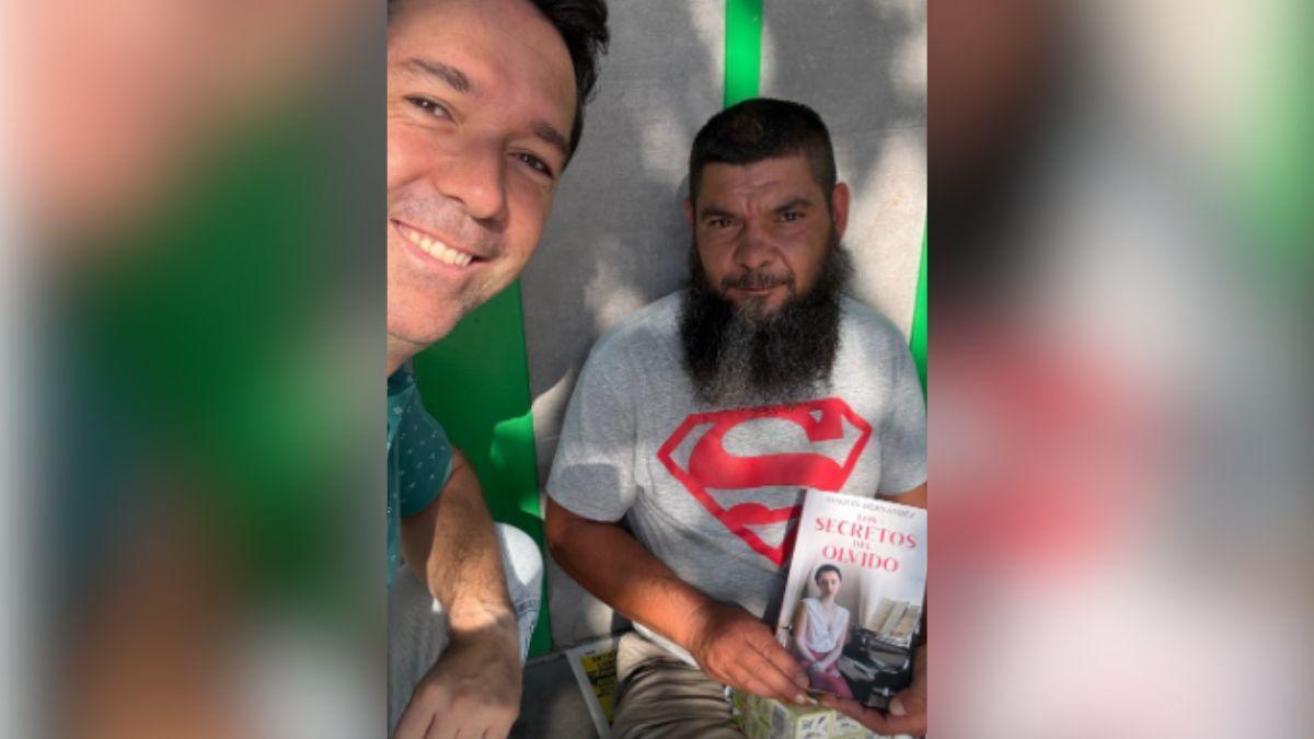 El bonito gesto de un escritor con un hombre que leía su novela mientras pedía en un Mercadona de Alicante