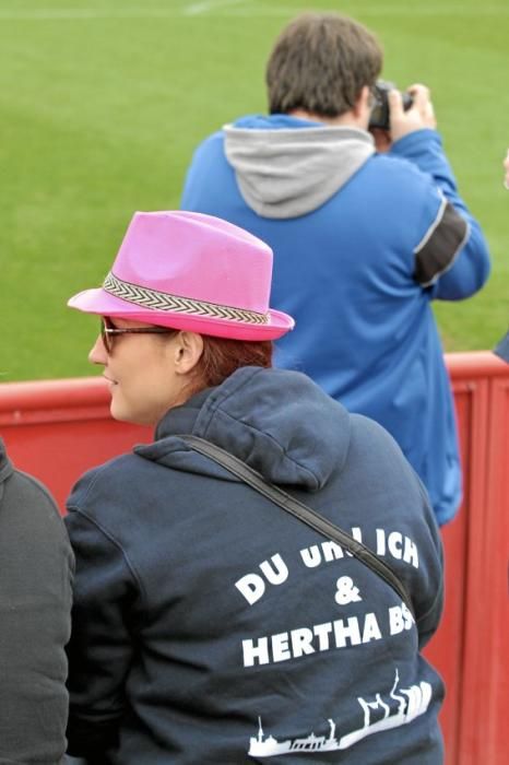 Hertha-Fans schauen beim Training zu.