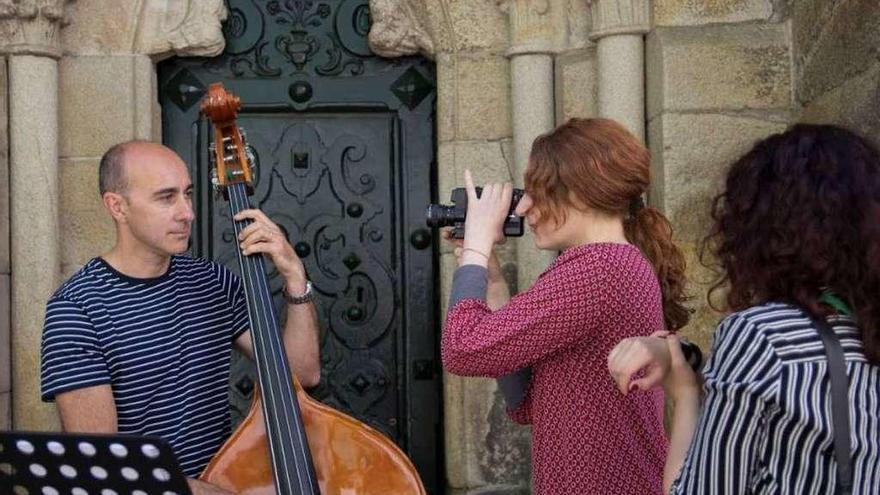 La directora Beatriz del Monte, con la cámara, graba al músico Javier Pardiñas.