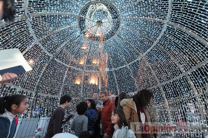 Estrellas y bolas ya brillan en las calles de Murcia