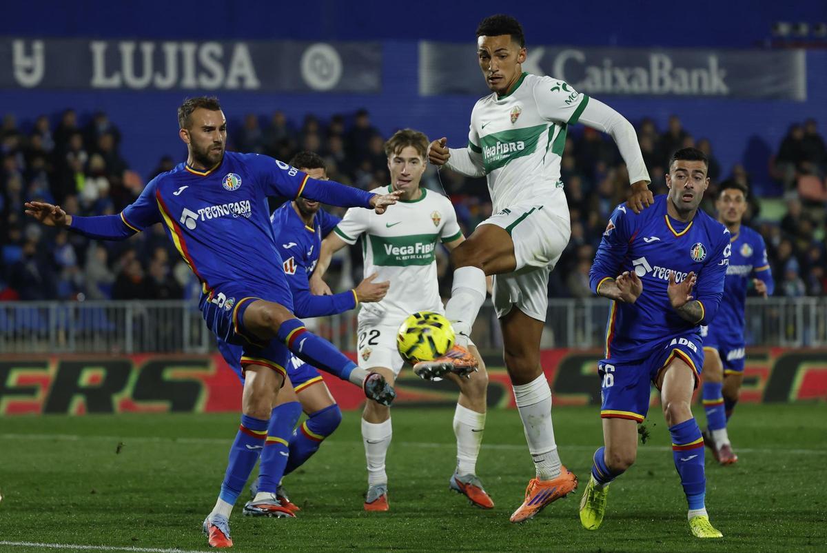 Álvaro Rodríguez pelea un balón con Borja Mayoral durante el partido de la primera vuelta entre Elche y Getafe.