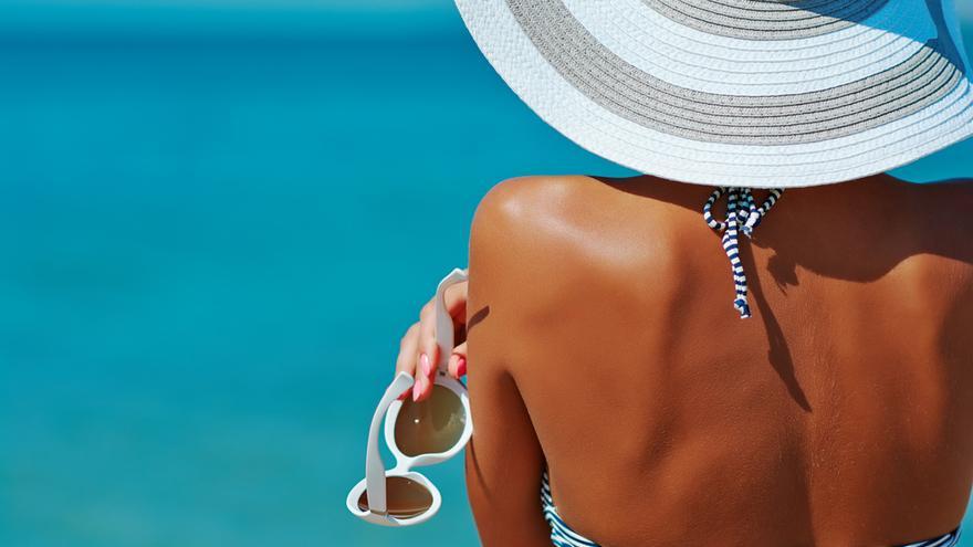 Mujer tomando el sol en la playa