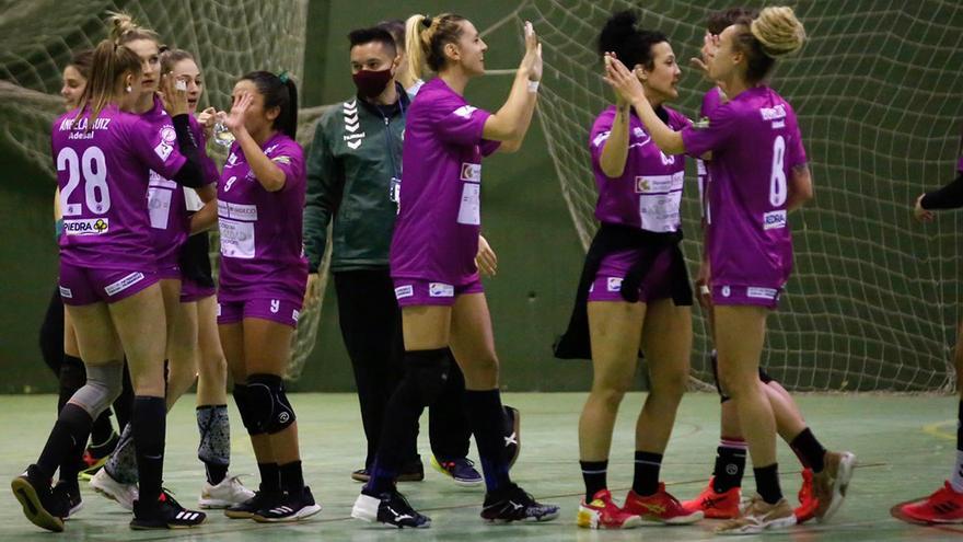Jugadoras del Adesal se felicitan tras un partido en el pabellón de La Fuensanta.