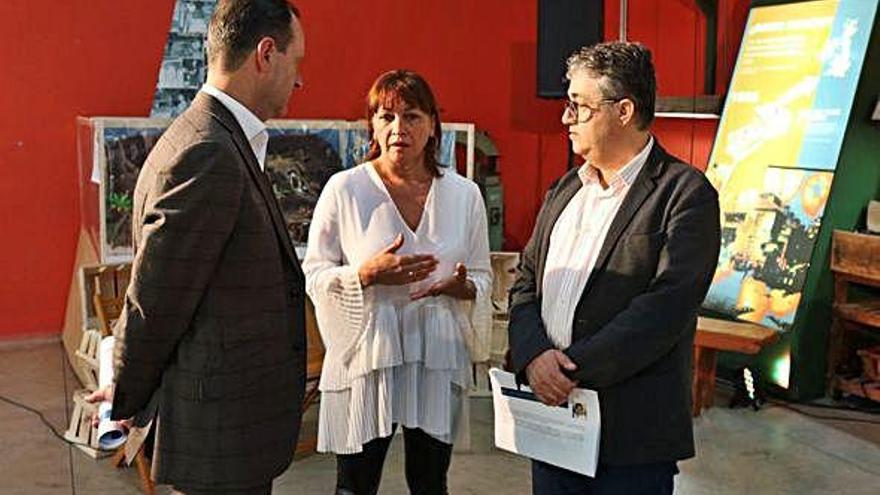 La alcaldesa Dunia Gonzalez y los regidores de Agüimes e Ingenio, Óscar Hernández y Juan Díaz, ayer, en Museo La Zafra.