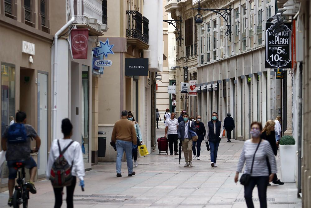 Imágenes del ambiente de este viernes, 15 de mayo, en el Centro de Málaga, el entorno de la plaza de toros de La Malagueta y las calles del Perchel, donde los ciudadanos ya esperan que sea el último viernes de la ciudad en la fase 0 de la desescalada.