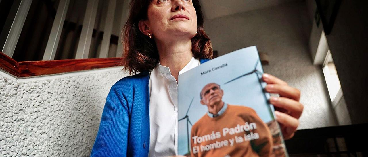 La periodista Mara Cavallé sostiene su nuevo libro, ‘Tomás Padrón. El hombre y la isla’.