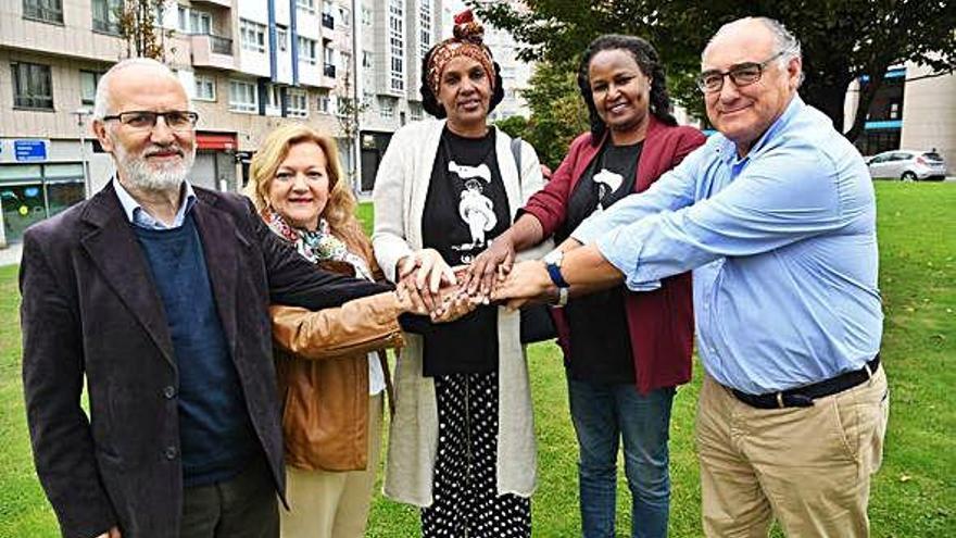 Raúl Besada; Amaia Albizu; la hermana de Asha Ismail, Sulekha Ismail; Asha Ismail; y José Luis Ramos, ayer.