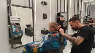 Una peluquería de Lugones se especializa en cortes de pelo a niños con autismo