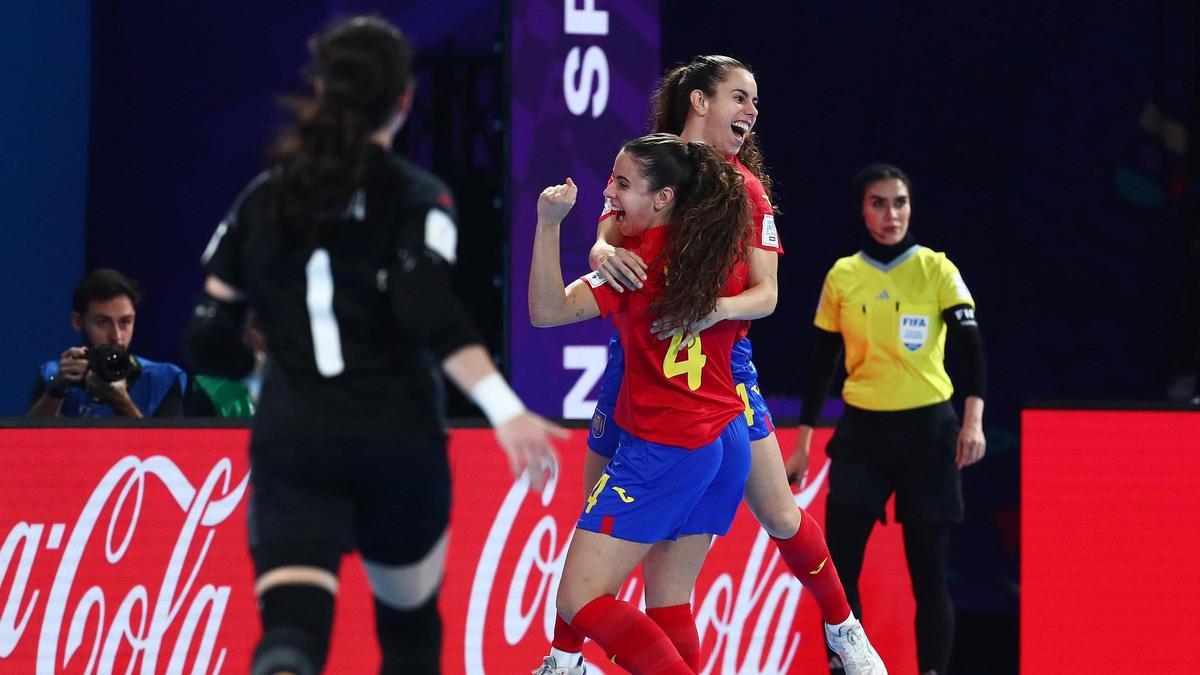 Las futbolistas de España celebran uno de los goles frente a Marruecos.