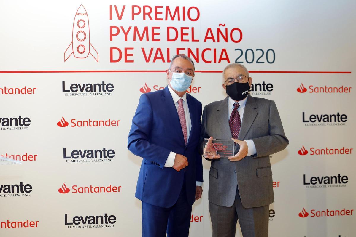 Alejandro Faus (Projar SA) recoge el premio PYME del año de manos del presidente de la CEV, Salvador Navarro.