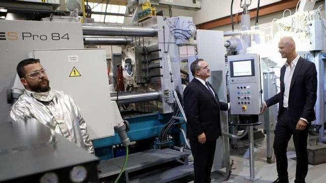 A la derecha, el presidente de Quantum Capital Partners, Steffen Goering, frente al consejero de Industria del Principado, Isaac Pola, durante la inauguración de la planta de Vauste en Roces, con un operario a la izquierda.