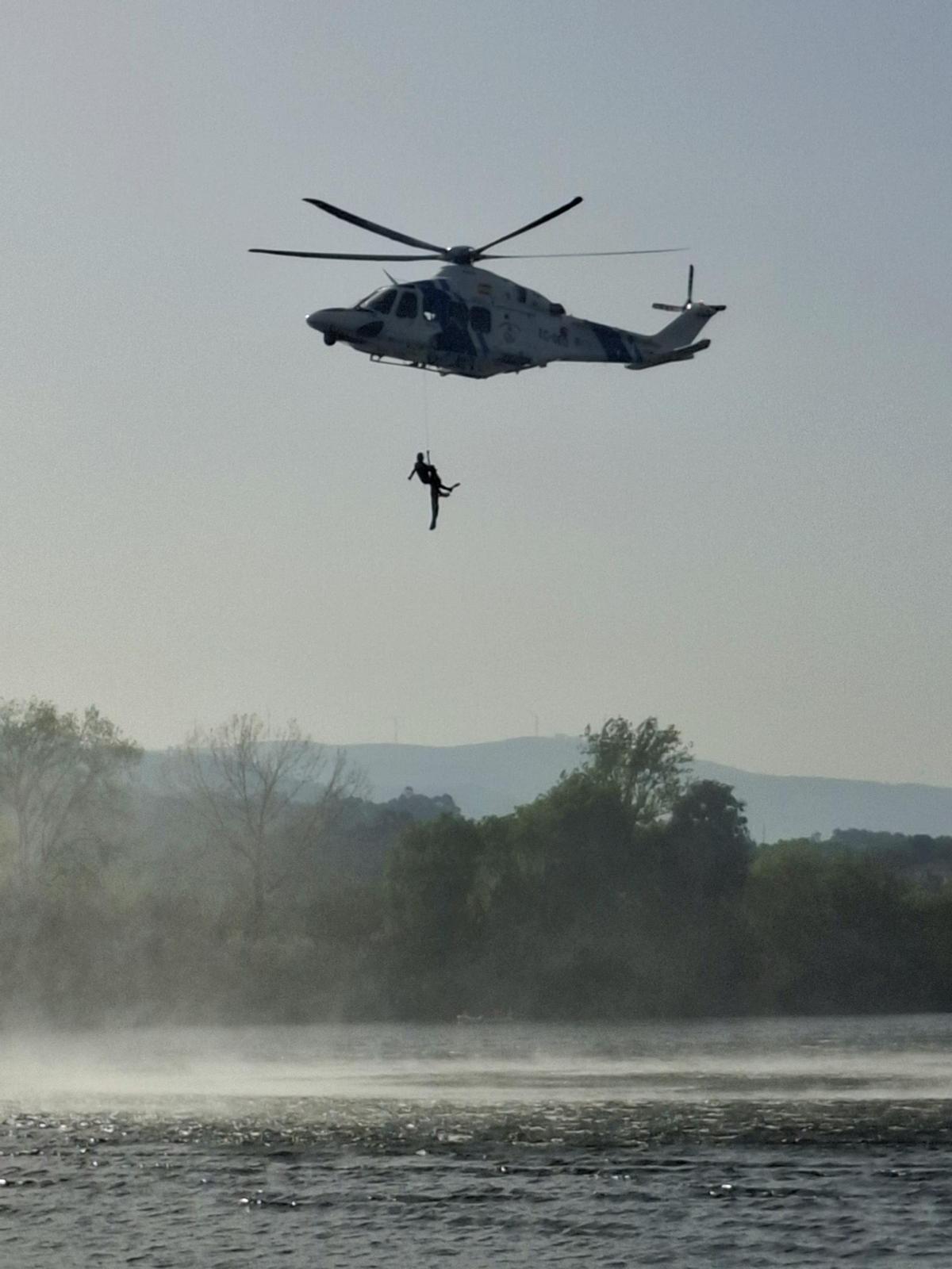 El helicóptero Pesca 1 durante el simulacro de rescate en el río Miño.