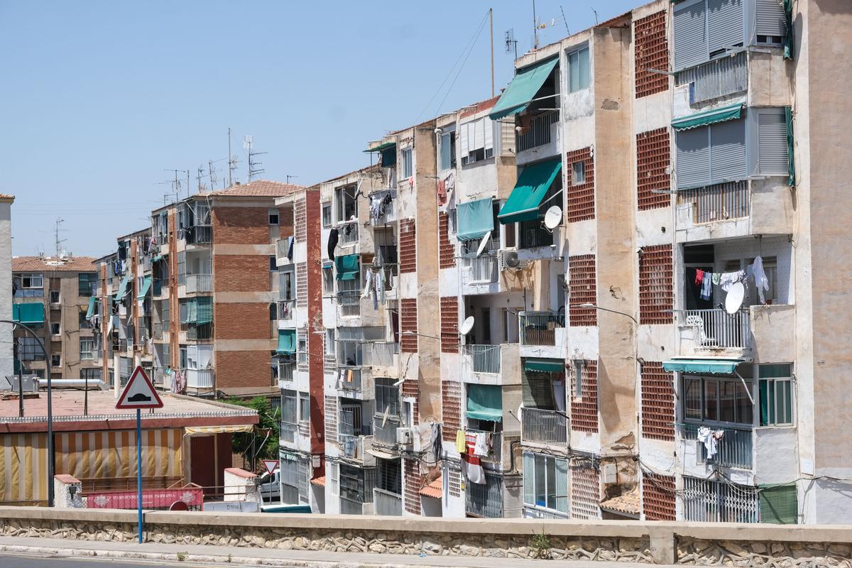 Un bloque de viviendas en el barrio Colonia Requena.