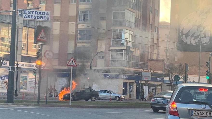 Arde un vehículo en la plaza Juan XXIII