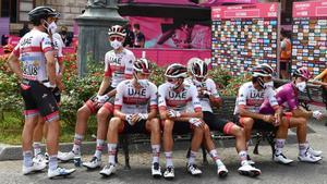 El ciclista italiano Diego Ulissi (R) del UAE-Team Emirates con el maillot de líder de la clasificación de puntos y sus compañeros de equipo esperan el inicio de la cuarta etapa de la carrera ciclista del Giro de Italia 2020 a lo largo de 140 km desd