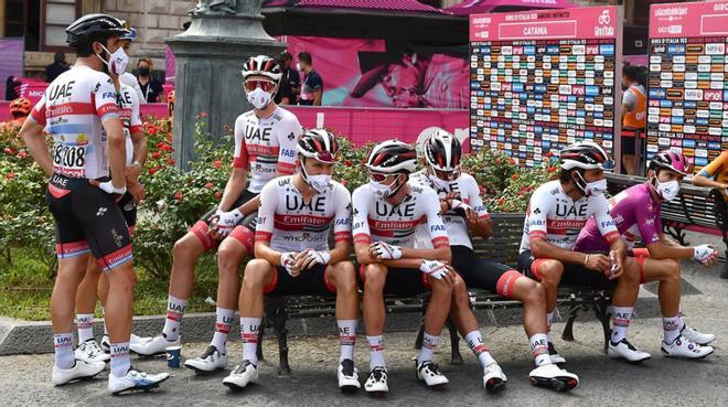 El ciclista italiano Diego Ulissi (R) del UAE-Team Emirates con el maillot de líder de la clasificación de puntos y sus compañeros de equipo esperan el inicio de la cuarta etapa de la carrera ciclista del Giro de Italia 2020 a lo largo de 140 km desd