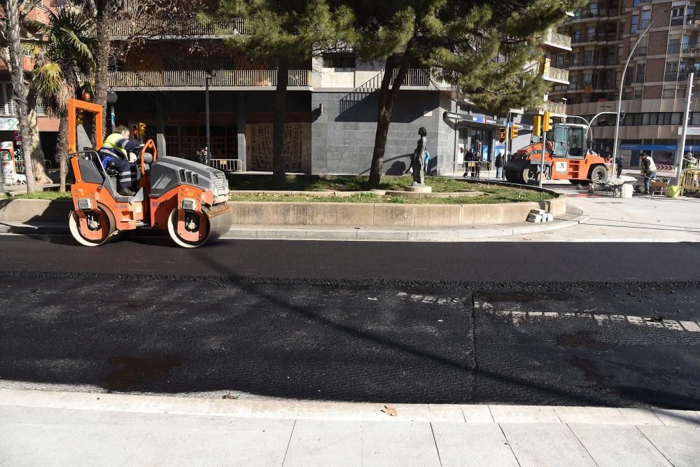 Obres per asfaltar la rotonda de la Bonavista