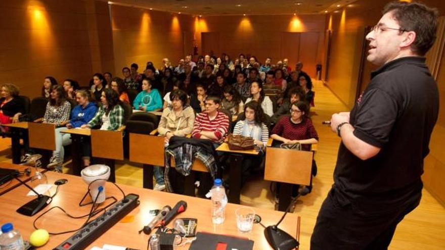 Amador Menéndez, ayer, durante su intervención en el Centro de Estudios Universitarios de Avilés.