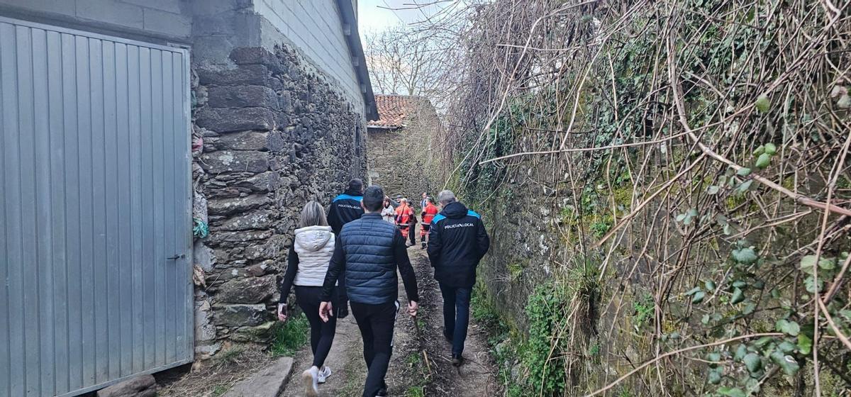 Labores rastreo por caminos de la aldea.