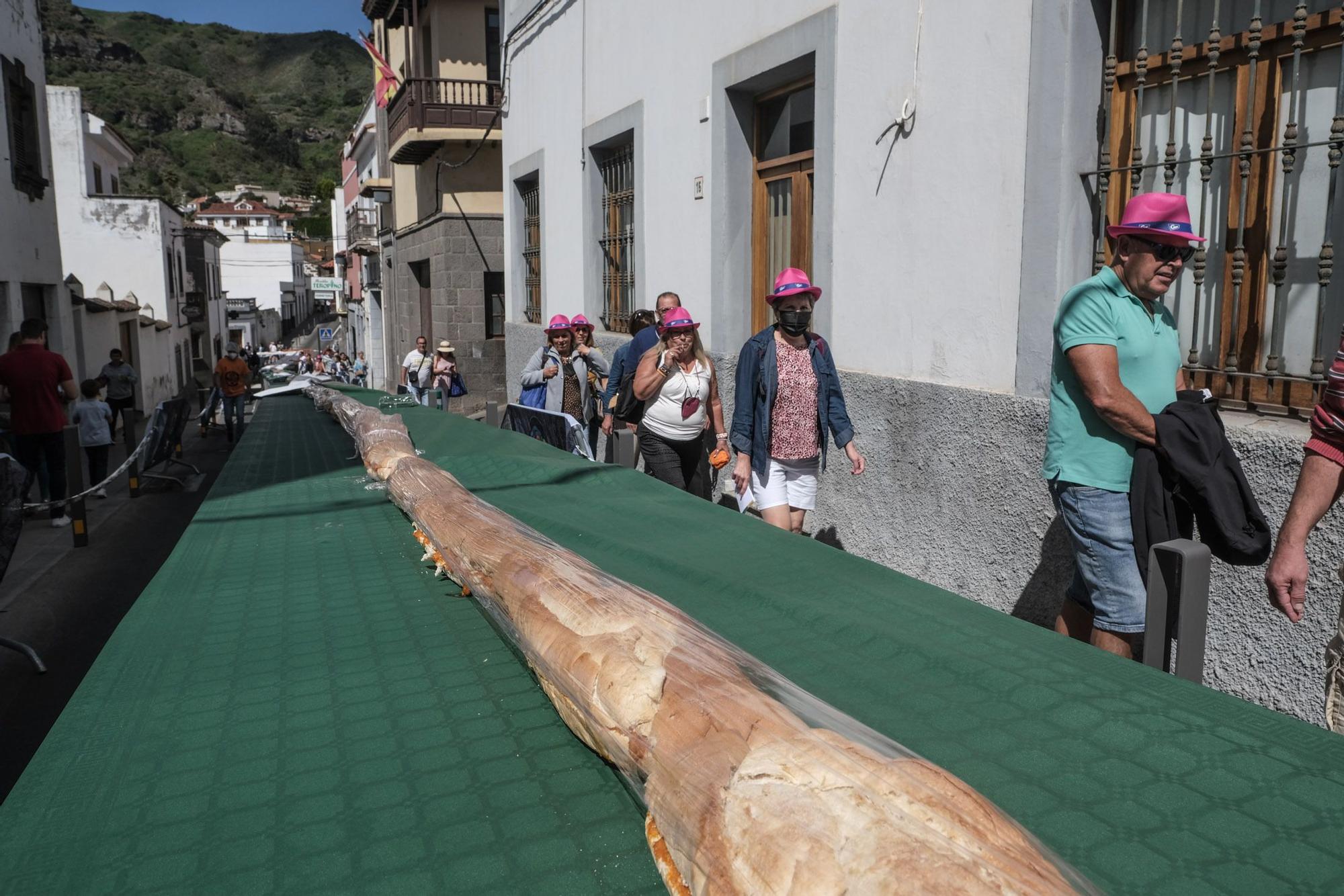 Teror elabora el bocadillo de chorizo más largo de su historia