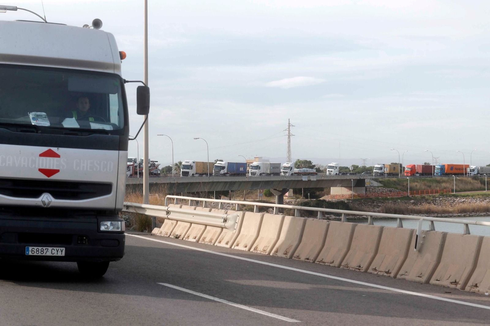 Monumemntal atasco de camiones en València