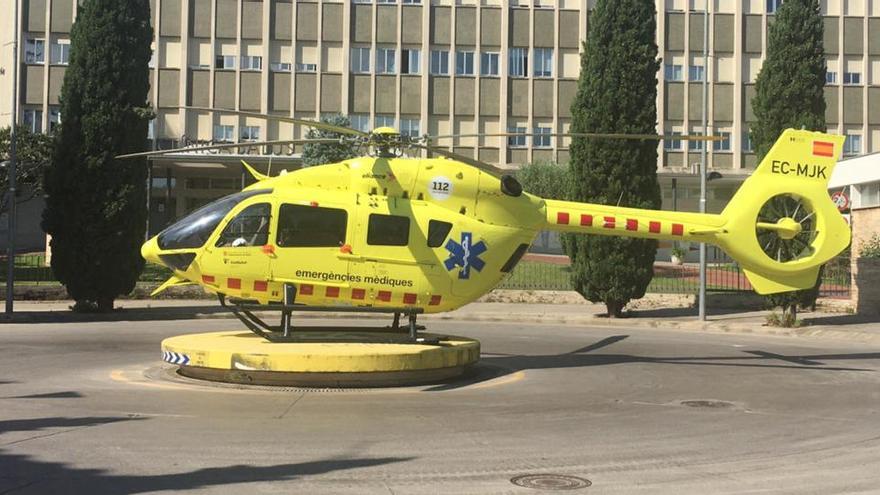 Pla general de l&#039;helicòpter davant de la Clínica Salus de Banyoles per atendre la persona atropellada.