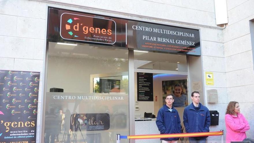 Vicente del Bosque inaugura un centro de D’Genes donado por la familia de la niña Pilar Giménez