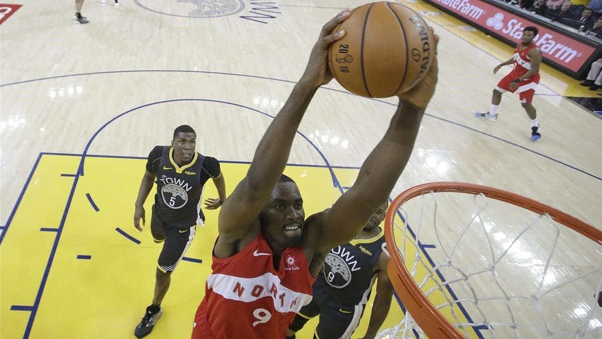 rpaniagua48536874 toronto raptors center serge ibaka  9  dunks against the gol201122165654