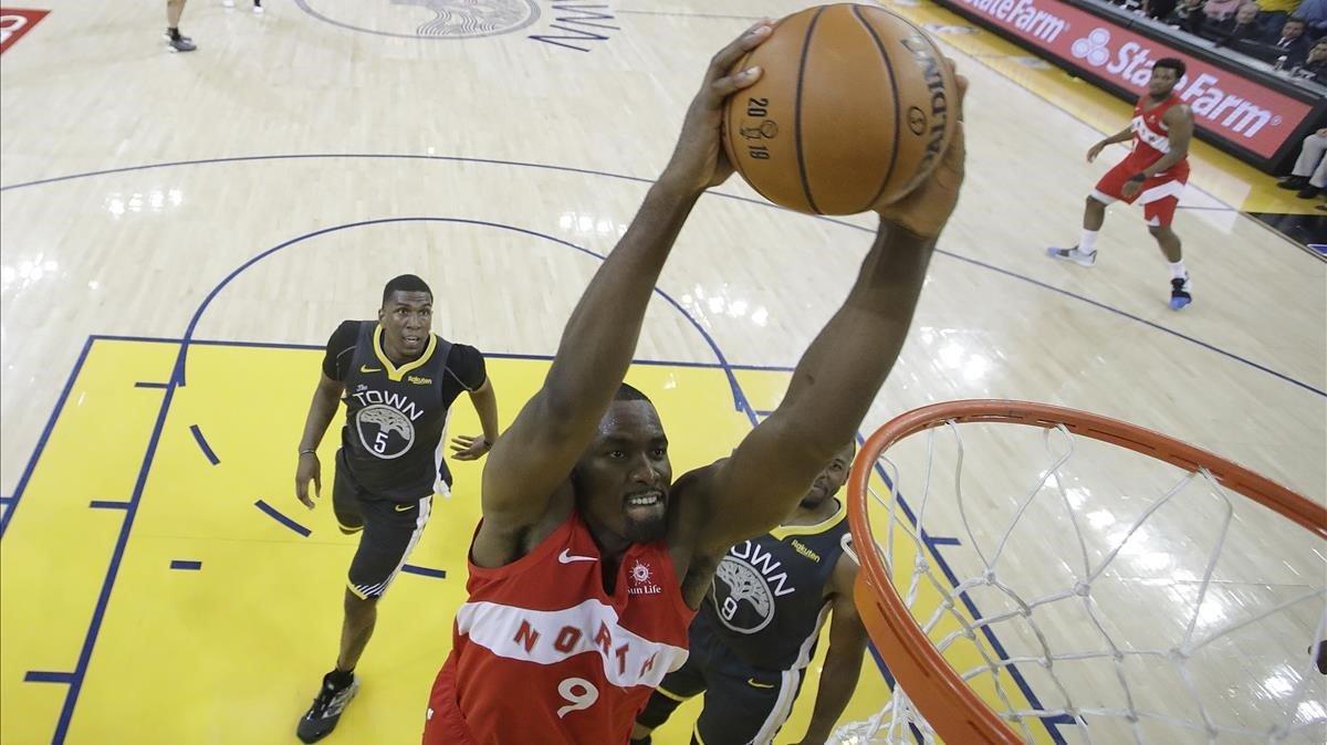 rpaniagua48536874 toronto raptors center serge ibaka  9  dunks against the gol201122165654