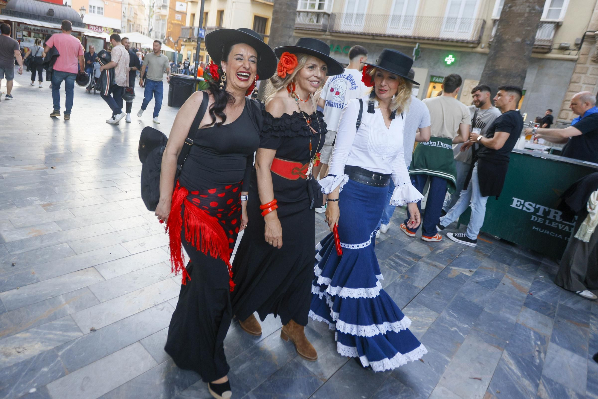 Ambiente durante el viernes por la tarde en las Cruces de Mayo de Cartagena