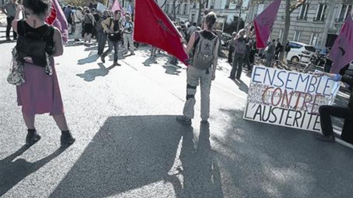 Artistas y trabajadores del sector del espectáculo protestan en París contra la reducción de beneficios.