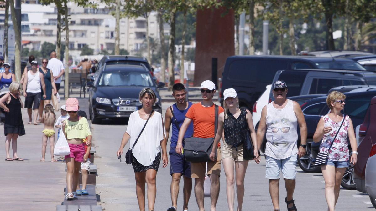 Turistes passejant.
