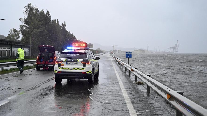 Las mareas vivas y la borrasca Karlotta cortan de madrugada la autovía de Marín