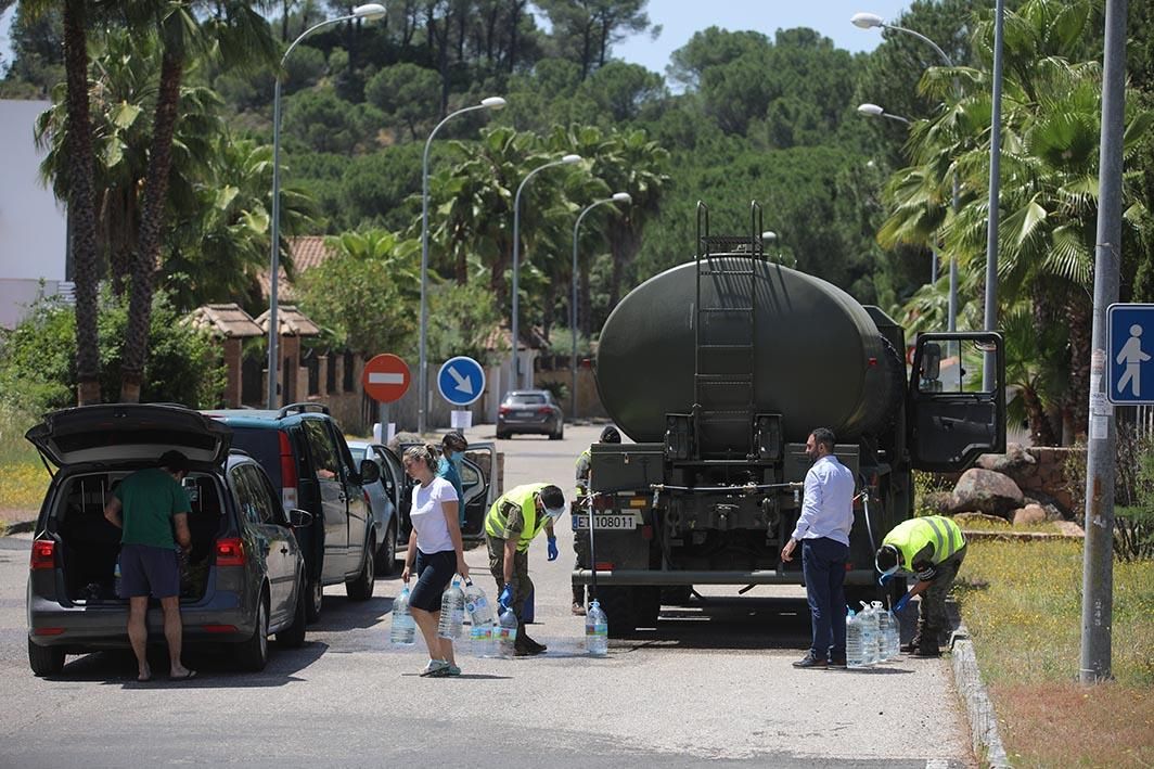 El Ejército y Emacsa reparten agua potable en la urbanización de Las Jaras