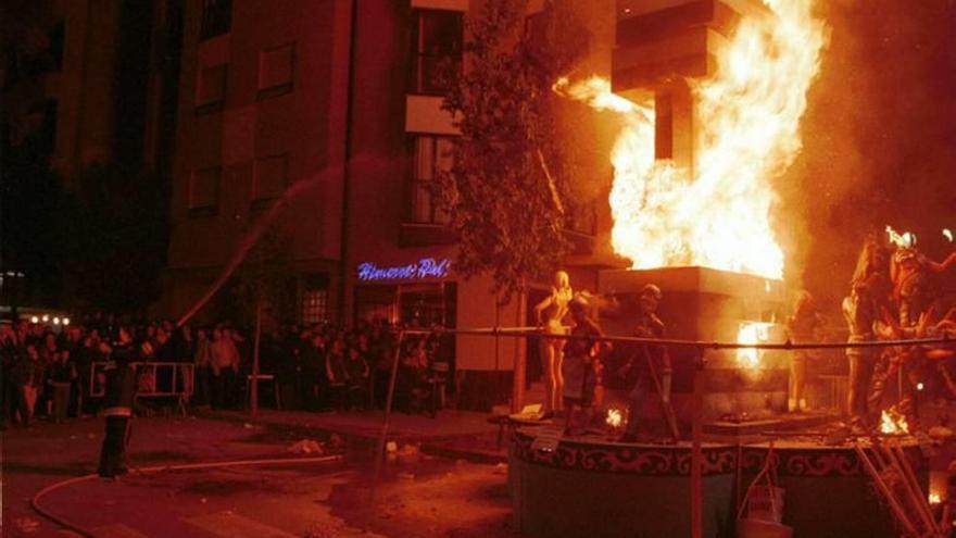 Quema de la falla de San José en el pasado.