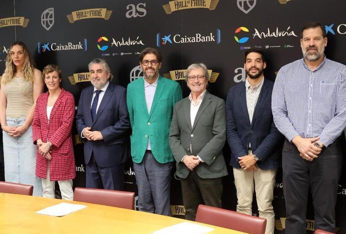 Parte de los miembros del Comité que ha elegido a los nuevos 'Hall of Fame' del basket español