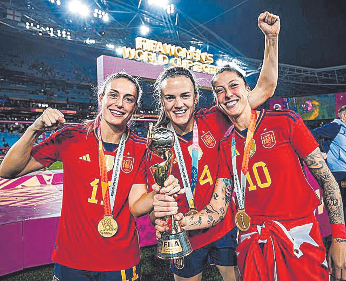 Alexia Putellas, Irene Paredes y Jenni Hermoso, con la copa del mundo de fútbol.